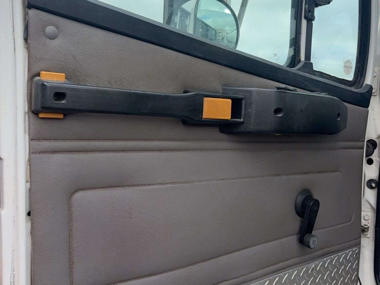 2003-freightliner-fl80-image-13