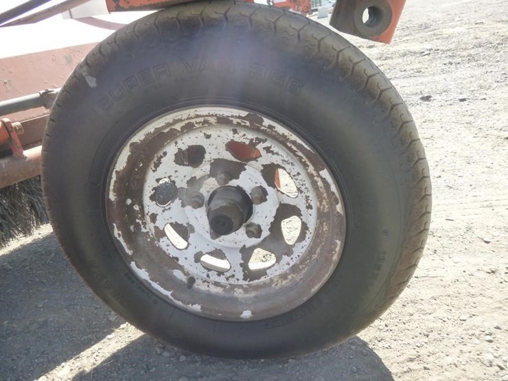 2014-broce-bb250b-3-wheel-sweeper-image-29