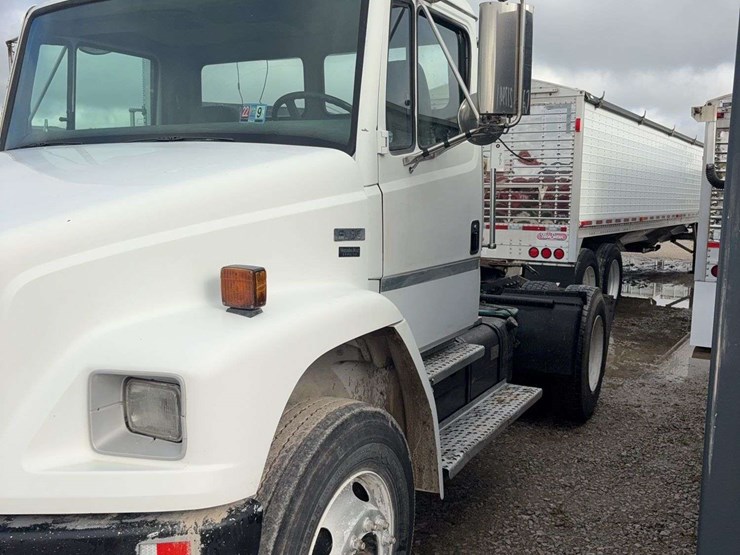 2003-freightliner-fl80-image-20