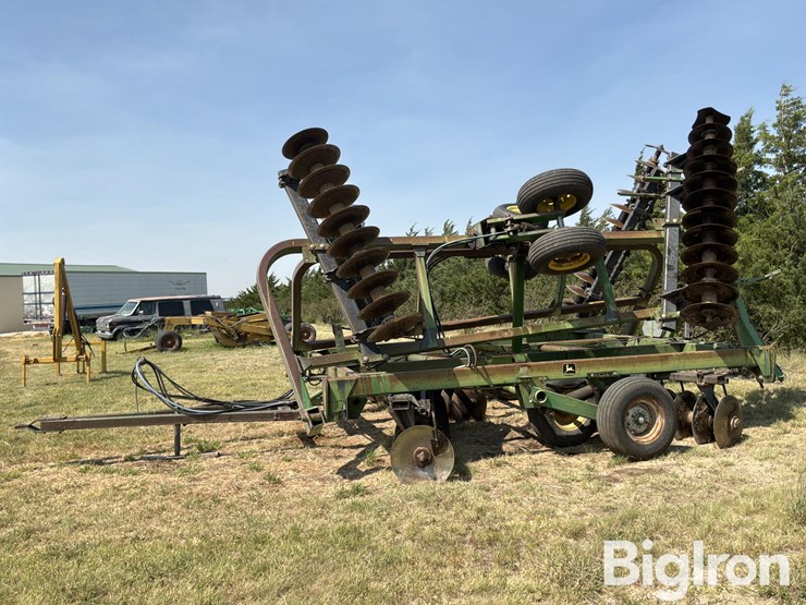john-deere-335-image-8