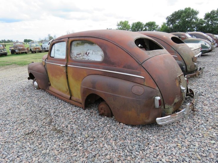 1941-super-deluxe-tudor-sedan-image-3