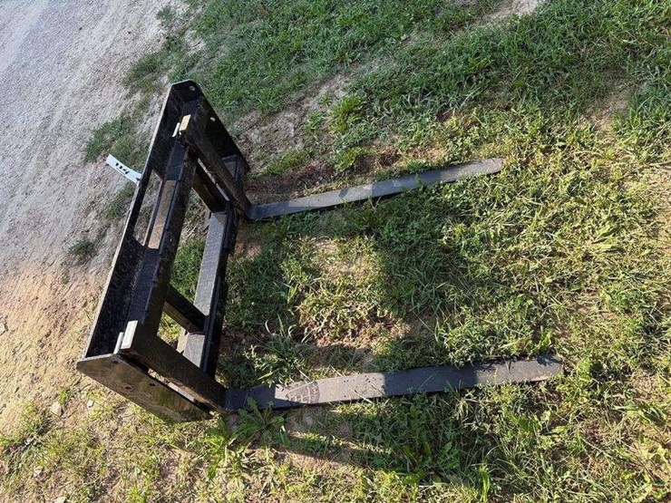 new-universal-mount-pallet-forks-42"-image-2