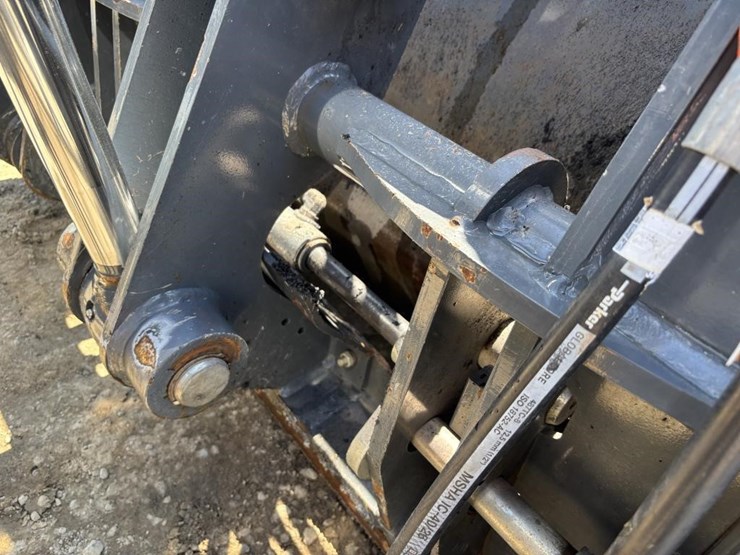 2020-deere-210l-image-16