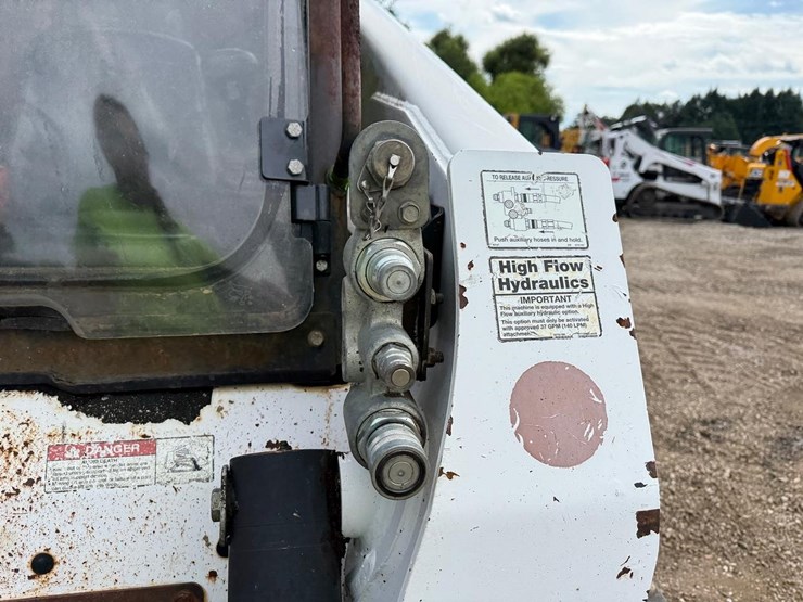 2007-bobcat-t320-image-11