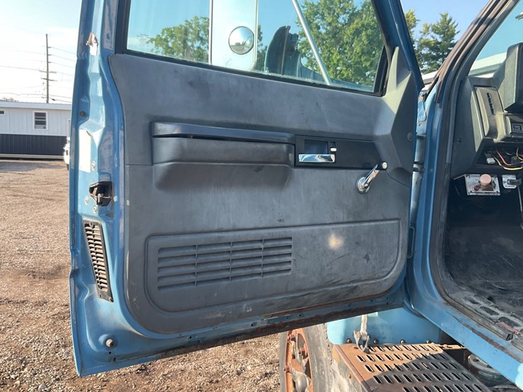 #1993-•-chevrolet-kodiak-single-axle-semi-tractor-image-83