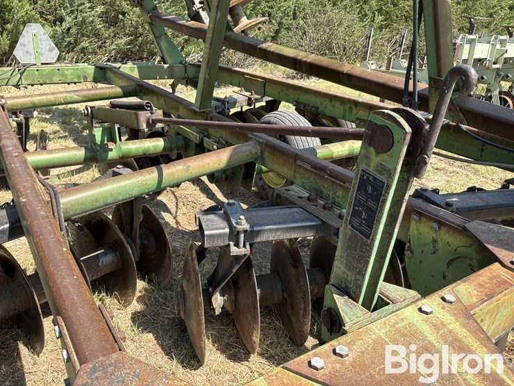 john-deere-335-image-14