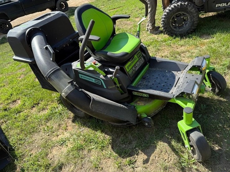 greenworks-pro-zero-turn-electric-mower-image-3