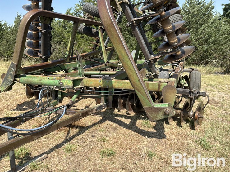 john-deere-335-image-12