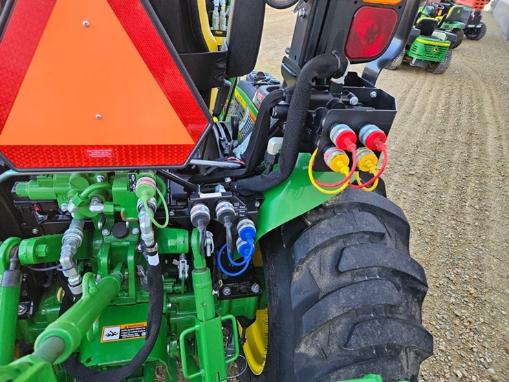 john-deere-3033r-image-24