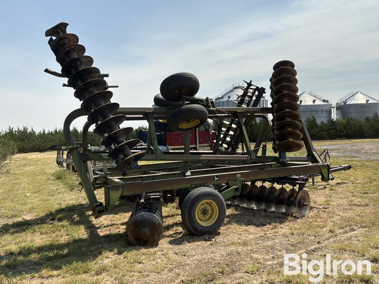 john-deere-335-image-5