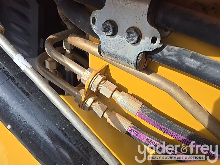 2020-caterpillar-272d-image-23