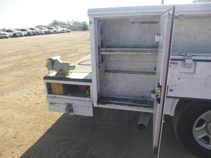 2016-dodge-3500-image-19
