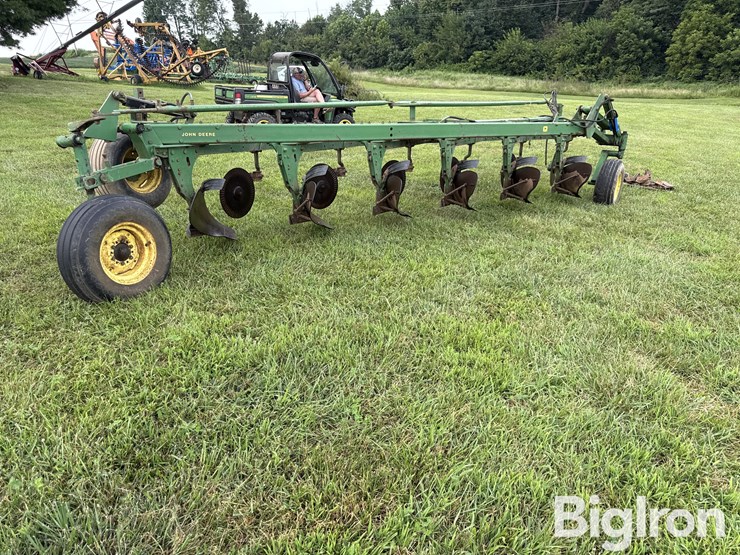 john-deere-2350-2450-image-5