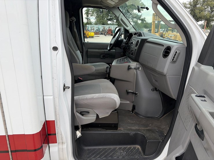 #101-•-2014-ford-ambulance-image-14