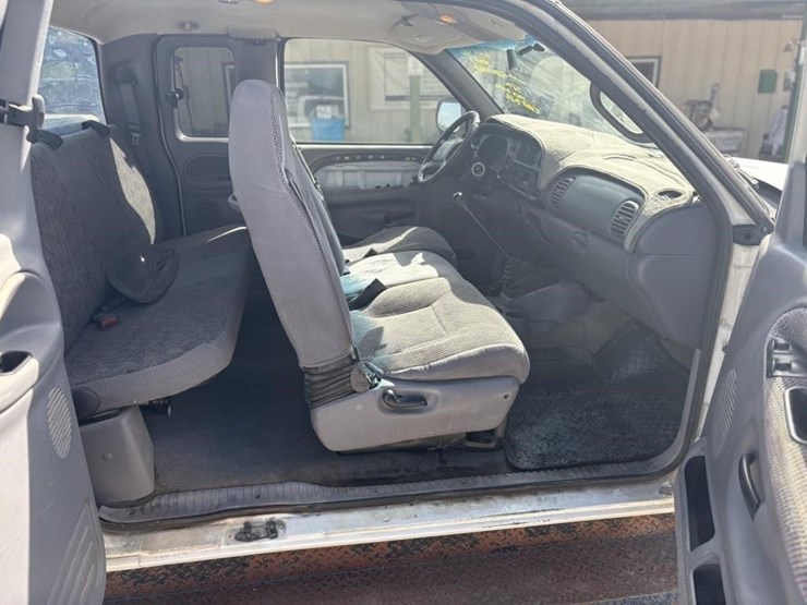 2001-dodge-2500-image-26