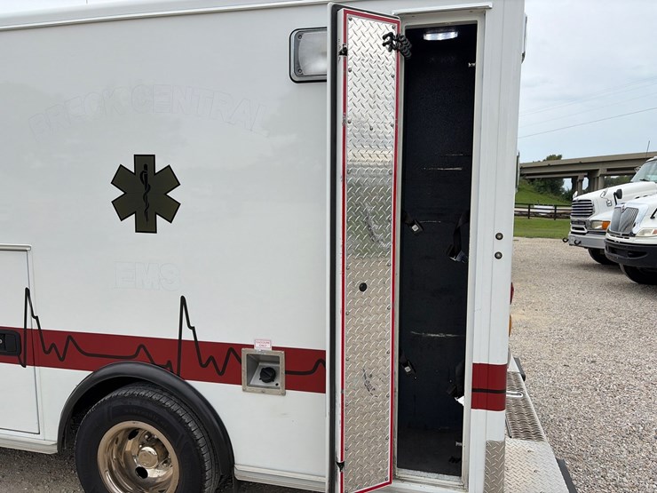 #101-•-2014-ford-ambulance-image-23