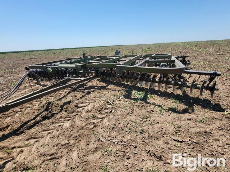 john-deere-335-image-9