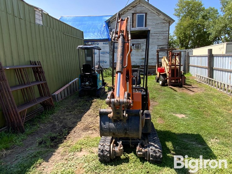 agt-industrial-mini-excavator-image-2