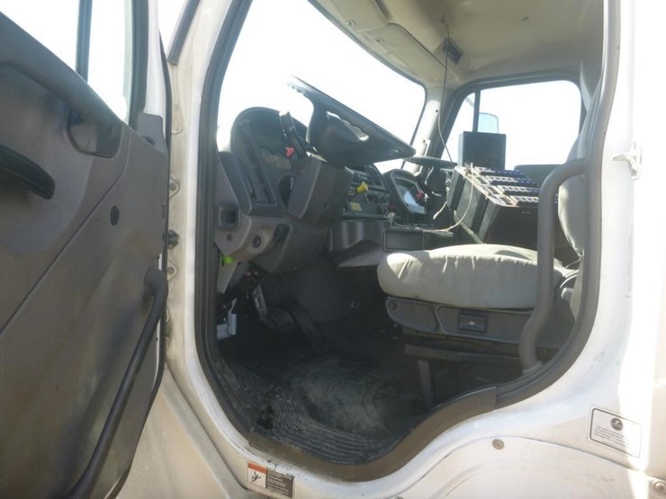 2017-freightliner-m2-street-sweeper-image-13