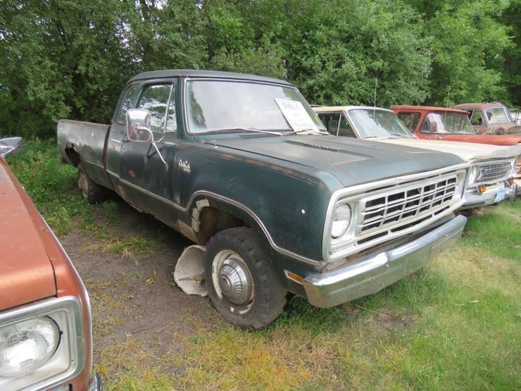 1976-dodge-power-wagon-image-3