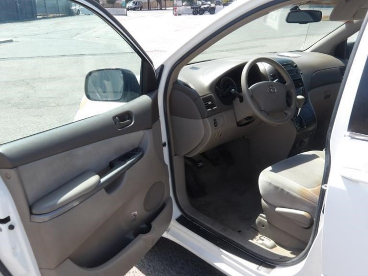 2006-toyota-sienna-image-16