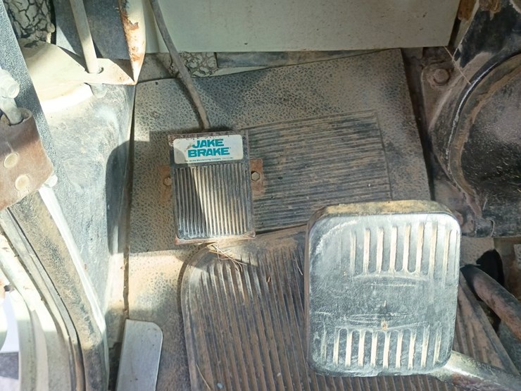 1985-peterbilt-359-image-21