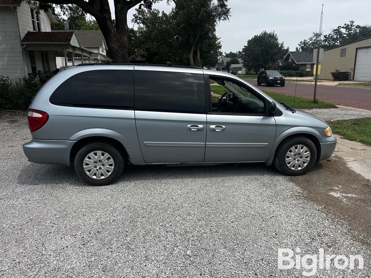 2006-chrysler-town-&-country-lx-image-4