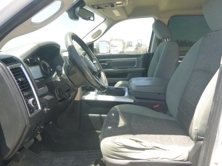 2017-dodge-3500-image-9