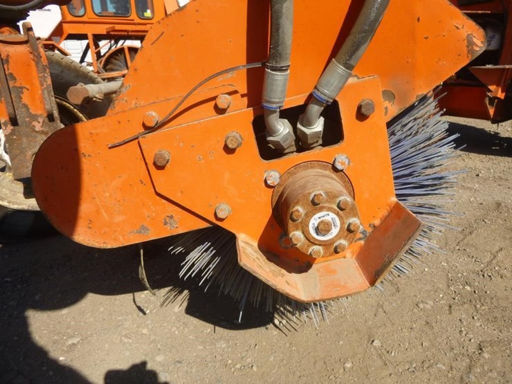 2014-broce-bb250b-3-wheel-sweeper-image-13