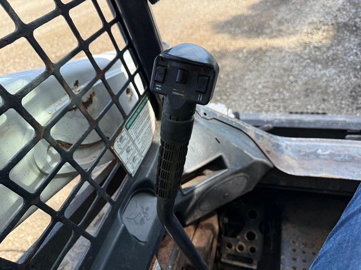 2013-bobcat-s590-image-23