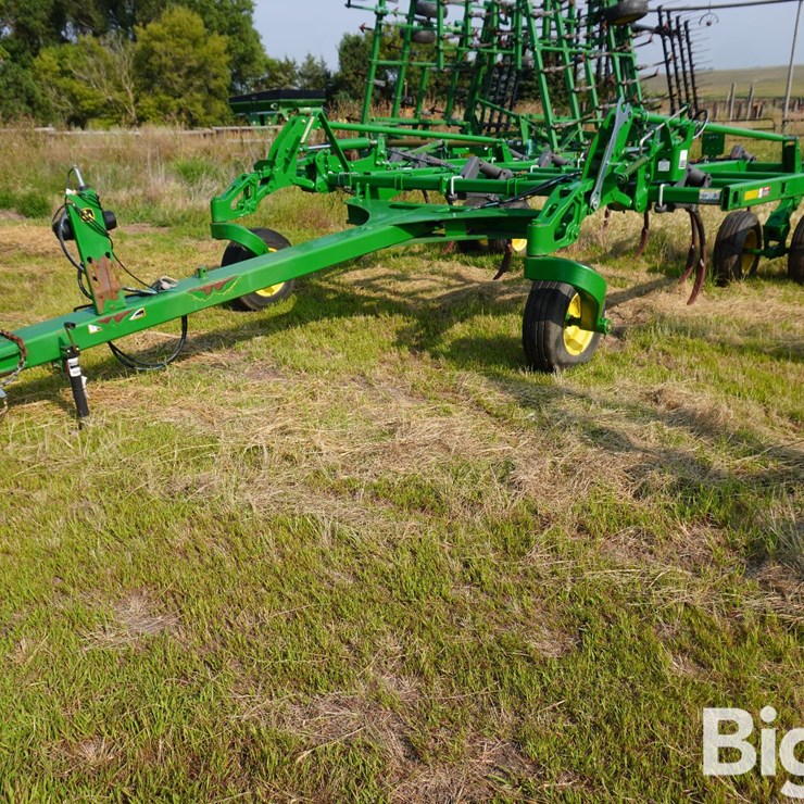 JOHN DEERE 2410