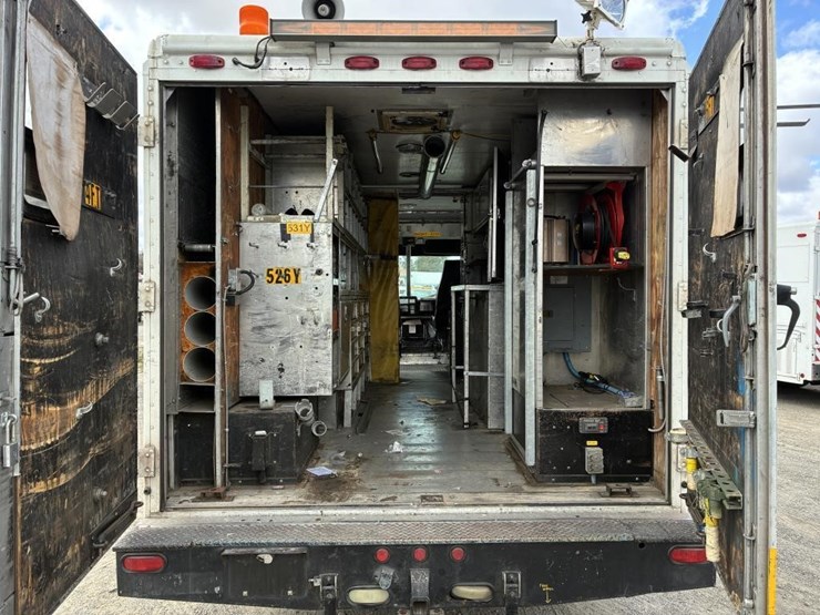 2002-workhorse-p42-image-17