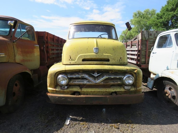 1955-ford-c700-image-2