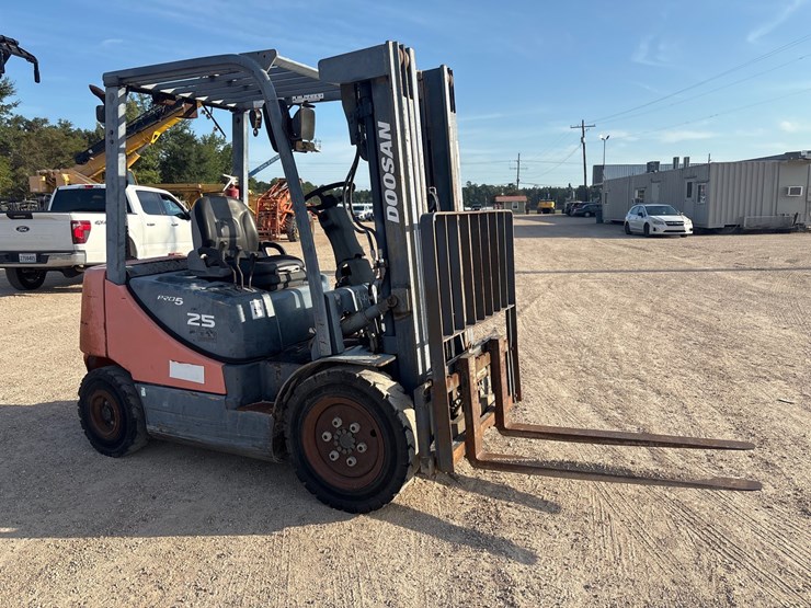 #2098-•-doosan-d25s-5-forklift-image-2
