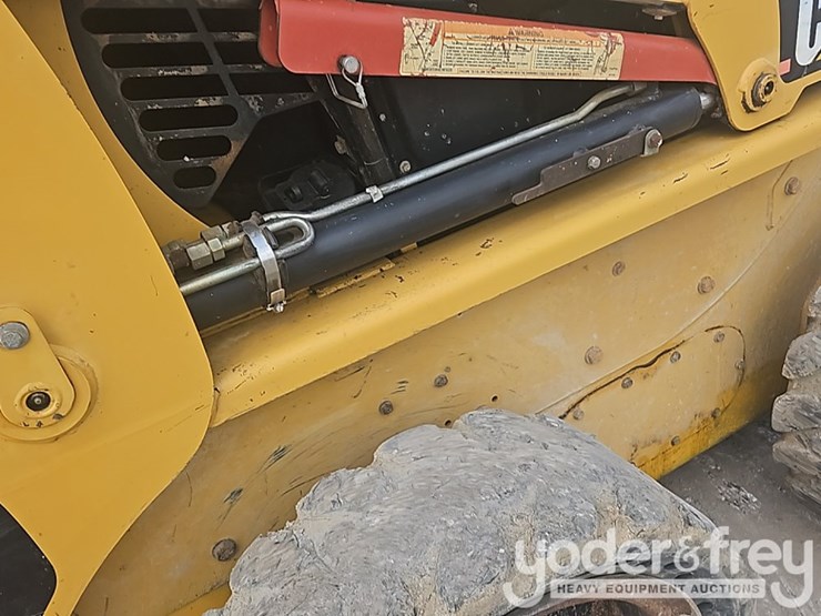 caterpillar-246-image-28