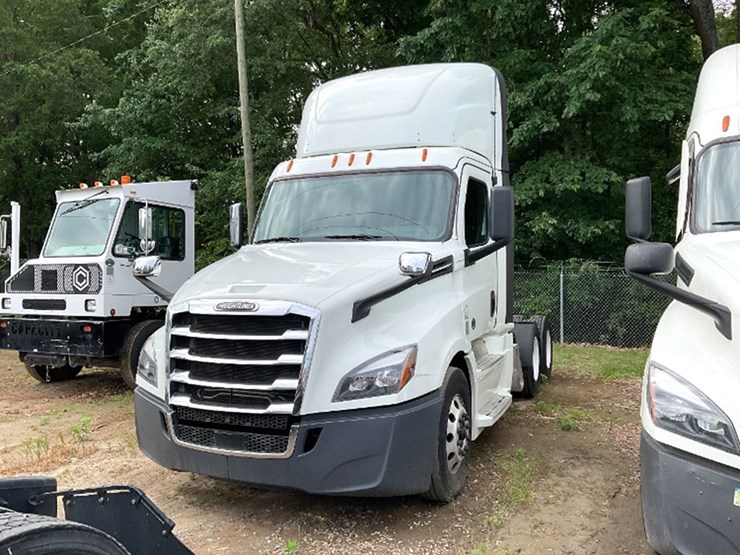 2020-freightliner-cascadia-126-image-1