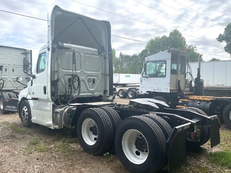 2020-freightliner-cascadia-126-image-2