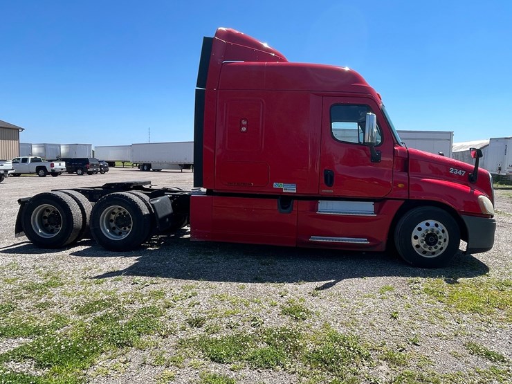 #118-•-2014-freightliner-semi-tractor-(has-wi-title)-(denmark,-wi)-image-4