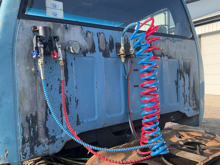 #1993-•-chevrolet-kodiak-single-axle-semi-tractor-image-29