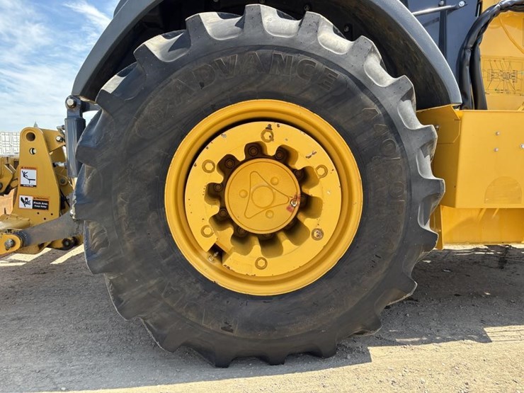 2020-deere-210l-image-34