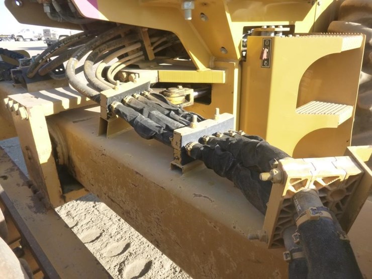 2011-caterpillar-cp56-image-13