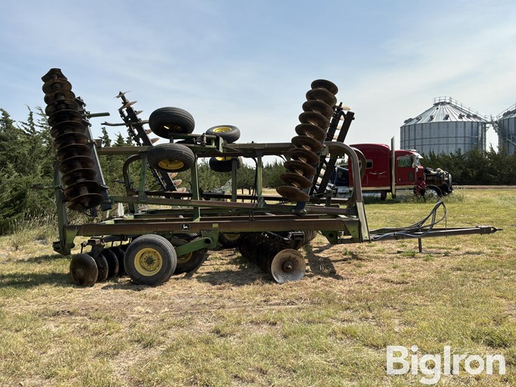 john-deere-335-image-4