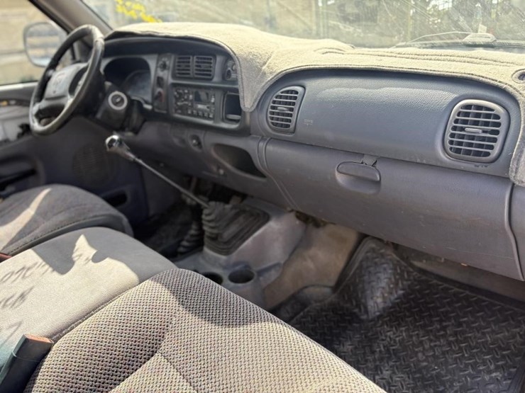 2001-dodge-2500-image-28