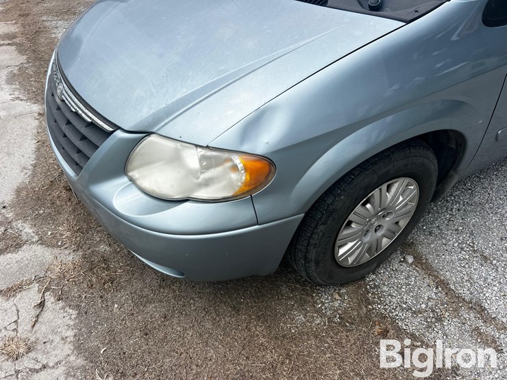 2006-chrysler-town-&-country-lx-image-17