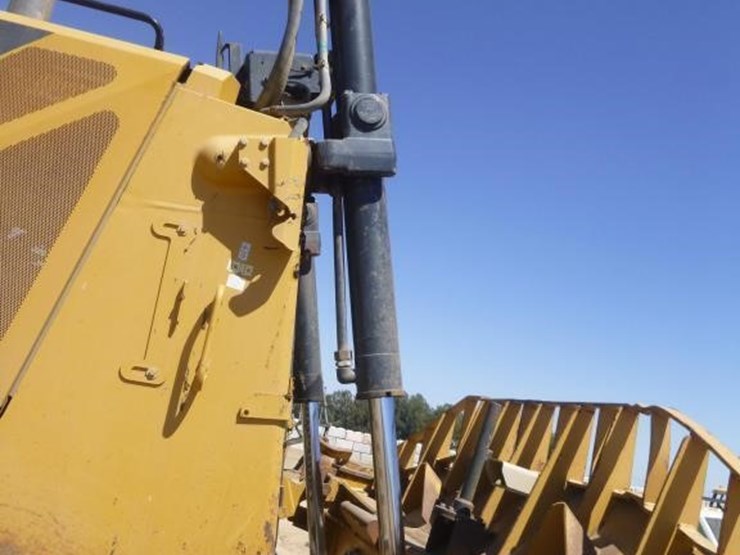 2012-caterpillar-d8t-image-32
