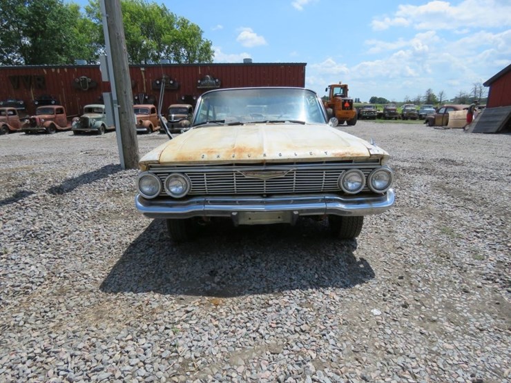 1961-chevrolet-impala-bubbletop-image-2
