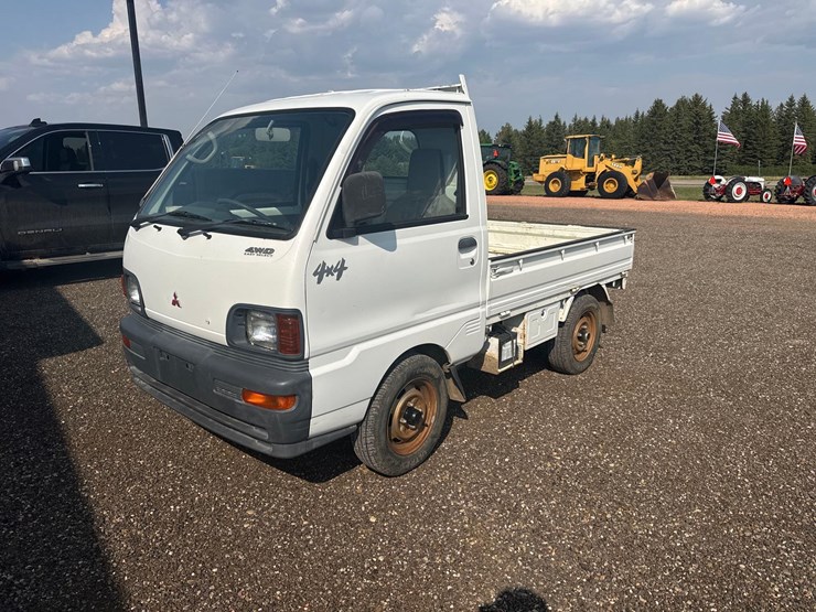 1997-mitsubishi-multi-purpose-vehicle-image-1