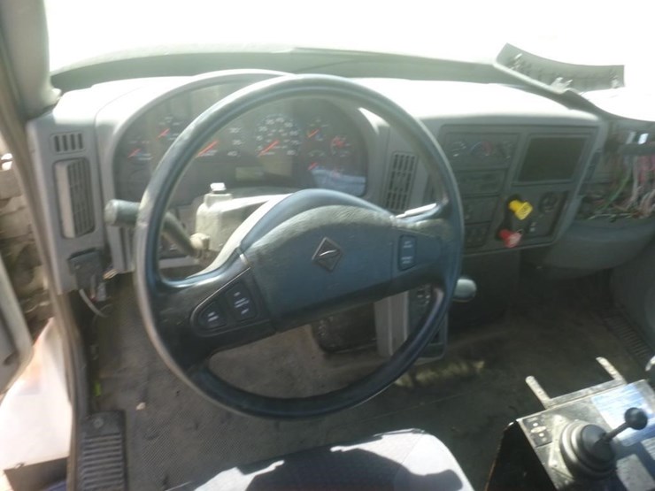 2004-international-7400-image-14