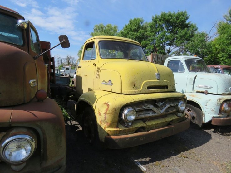 1955-ford-c700-image-1