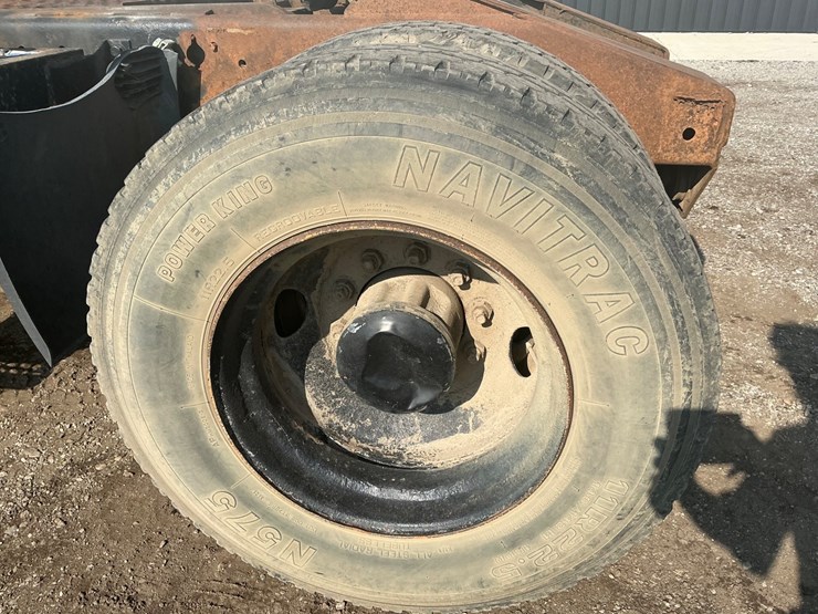 #1991-•-1997-ottawa-yt-30-terminal-tractor-image-25